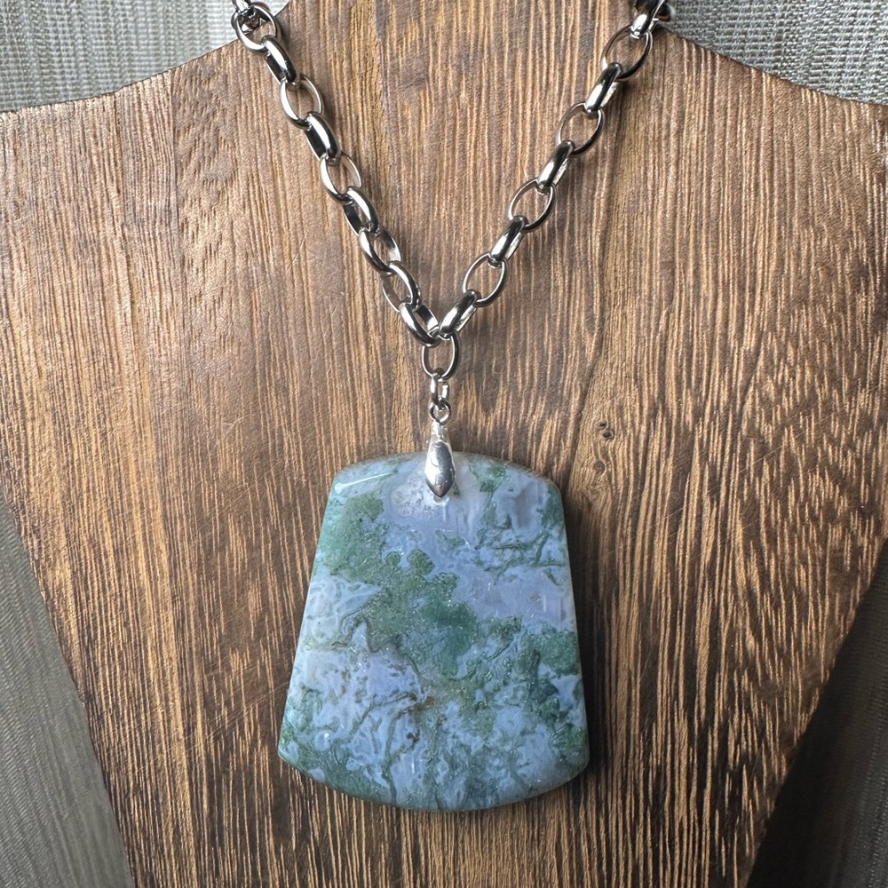 Green Moss Agate Pendant Necklace on Rolo Chain - Picture 7 of 16